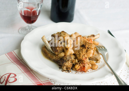 Cassoulet avec des haricots frais, servis avec du vin rouge Banque D'Images