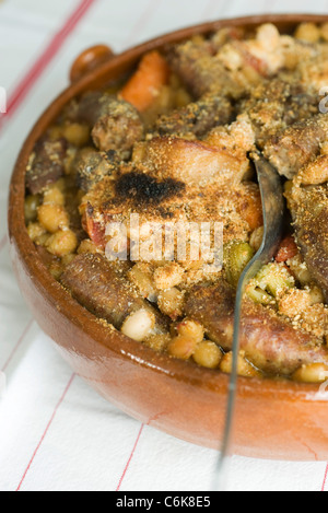 Cassoulet aux haricots frais dans un plat de service en faïence Banque D'Images