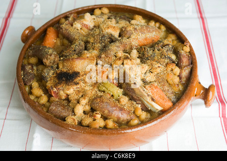 Cassoulet aux haricots frais dans un plat de service en faïence Banque D'Images