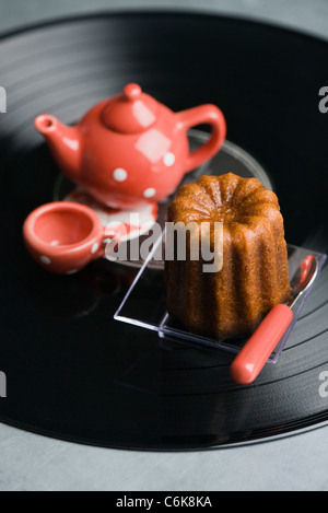 Canneles de Bordeaux avec plateau Banque D'Images