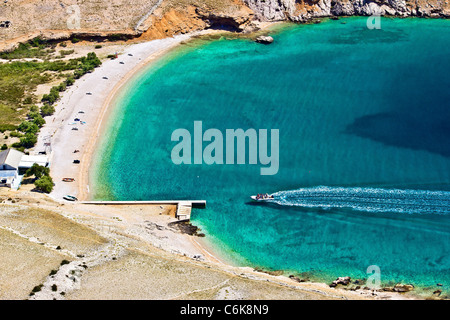 Belle & cailloux cachés de sable plage turquoise sur l'île de Krk, Croatie Banque D'Images