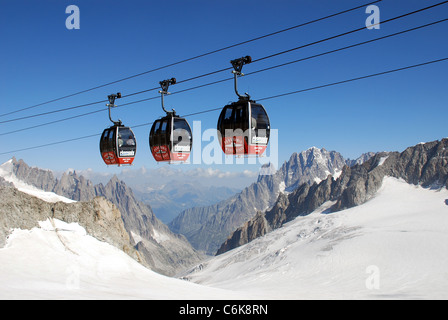 Téléphériques traverser le glacier du Mont blanc sur la route de la station de téléphérique Helbronner sur le chemin de l'Aiguille du midi Banque D'Images