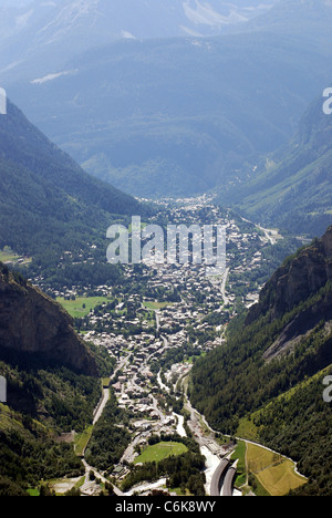 La ville italienne de Courmayeur est vue d'un point élevé dans les Alpes près de Mont Blanc Banque D'Images