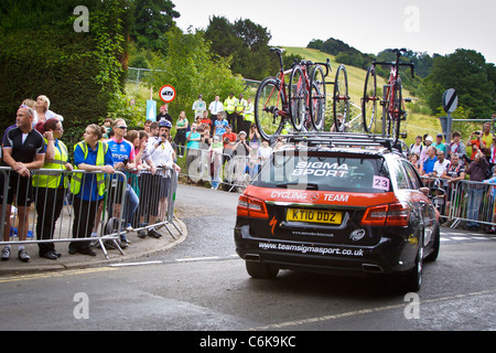 Support voiture de course au pied de Fort Hill, London Surrey classic 2011 cycle l'événement test olympique pour les Jeux Olympiques Banque D'Images