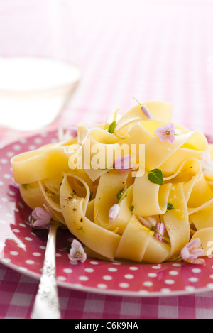 Tagliatelles à l'ail et citron Banque D'Images