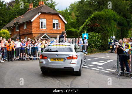 Commissaire de course voiture au pied de Fort Hill, London Surrey classic 2011 cycle l'événement test olympique pour les Jeux Olympiques Banque D'Images