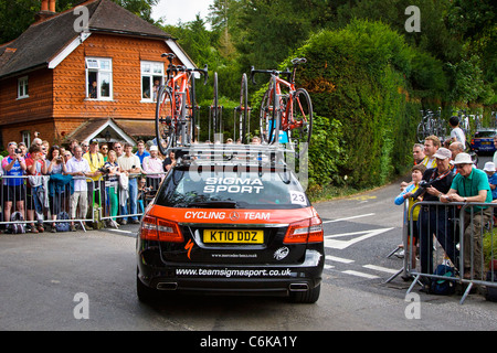 Support voiture de course au pied de Fort Hill, London Surrey classic 2011 cycle l'événement test olympique pour les Jeux Olympiques Banque D'Images