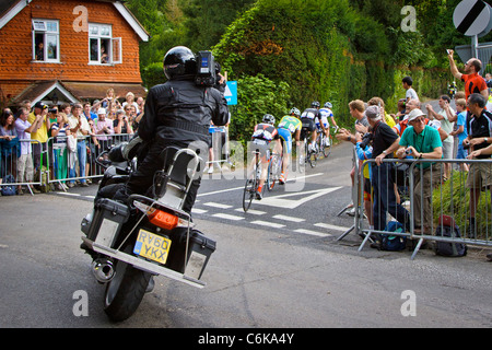 Les courses cyclistes au pied de Fort Hill, London Surrey classic 2011 cycle l'événement test olympique pour les Jeux Olympiques Banque D'Images