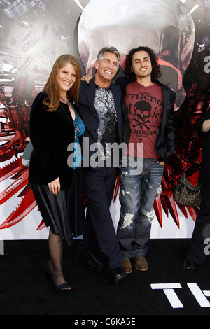 Eric Roberts, épouse Eliza et beau-fils Keaton Simmons Los Angeles première de "l'usure" tenue au Grauman's Chinese Theatre Banque D'Images