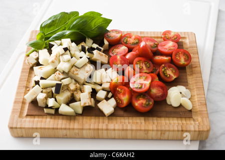 Aubergines poêlées avec des tomates et basilic Banque D'Images