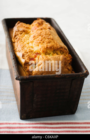 Gâteau de gingembre fraîchement cuits en moule Banque D'Images