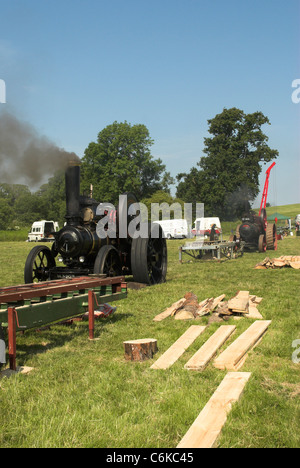 Fowler 6A4 psn moteur de traction 'Monty' - construit 1900 et l'on voit ici (à gauche) dans une scène à la scierie à vapeur Wiston Park Rally. Banque D'Images