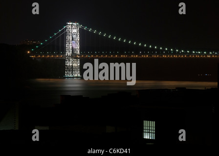 George Washington Bridge at night avec le drapeau américain sur le 11 septembre 2007, la ville de New York. © Craig M. Eisenberg Banque D'Images