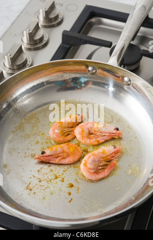 Soupe de noix de coco léger avec des feuilles de cari et de crevettes Banque D'Images