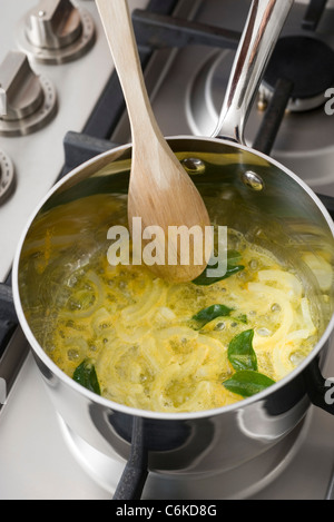 Soupe de noix de coco léger avec des feuilles de cari et de crevettes Banque D'Images