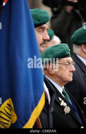 Les anciens combattants de l'armée en uniforme parmi les personnes en deuil se sont réunis lors d'une cérémonie de rapatriement à Wootton Bassett Wiltshire, UK Dec 2008 Banque D'Images