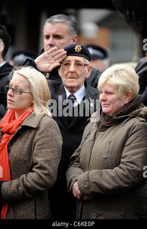 Un vétéran de l'armée en uniforme parmi les personnes en deuil se sont réunis lors d'une cérémonie de rapatriement à Wootton Bassett Wiltshire, UK Dec 2008 Banque D'Images