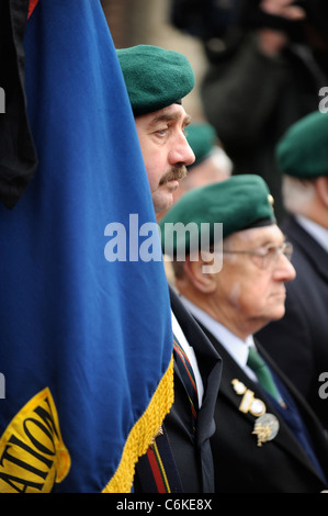 Les anciens combattants de l'armée en uniforme parmi les personnes en deuil se sont réunis lors d'une cérémonie de rapatriement à Wootton Bassett Wiltshire, UK Dec 2008 Banque D'Images