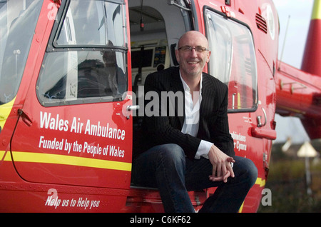 Diffuseur et singer mal le Pape lors du lancement de la Galles Air Ambulance '£1' appel au Village Hôtel à Swansea. Banque D'Images