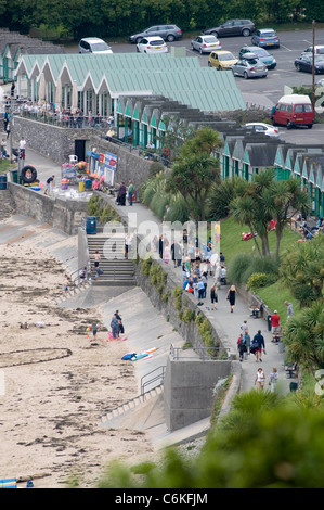 La rue principale à pied du front de mer de la baie de Langland près de Swansea avec le populaire restaurant Brasserie Langland en haut. Banque D'Images