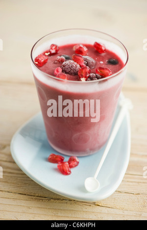 Le yogourt glacé aux fruits rouges Banque D'Images