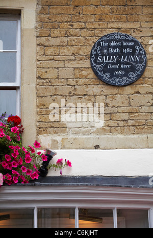 Plaque sur le mur de la plus ancienne maison de Bath 1842 Sally Lunn a vécu ici 1680, Bath, Somerset UK en août Banque D'Images