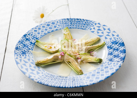 Salade d'artichaut cru et parmesan Banque D'Images