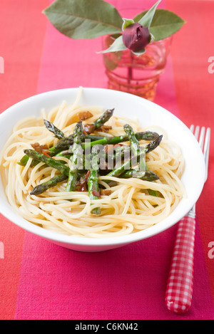 Spaghettis aux asperges, le gingembre et la sauce soja Banque D'Images