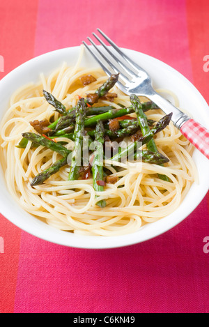 Spaghettis aux asperges, le gingembre et la sauce soja Banque D'Images