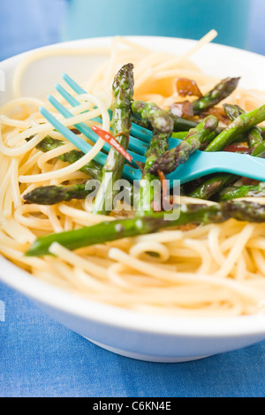 Spaghettis aux asperges, le gingembre et la sauce soja Banque D'Images