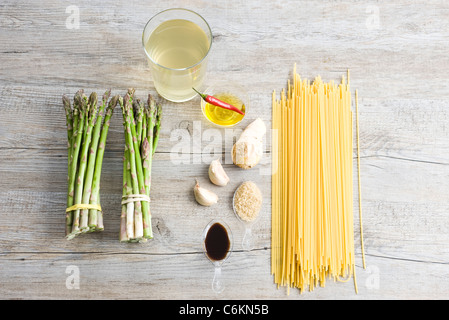 Spaghettis aux asperges, le gingembre et la sauce soja Banque D'Images