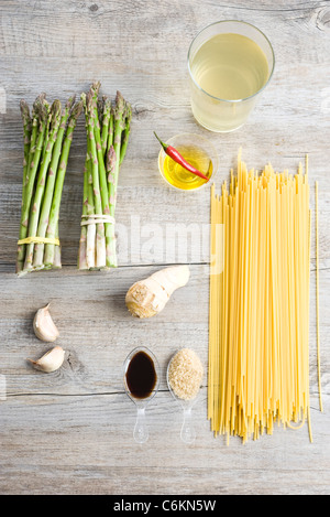 Spaghettis aux asperges, le gingembre et la sauce soja Banque D'Images