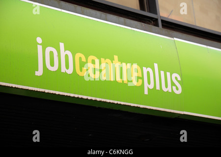 Job Centre Plus affiche à l'extérieur de l'office à Bath, Somerset, Angleterre. Banque D'Images