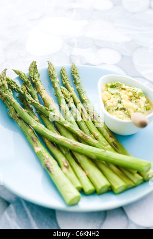 Asperges grillées avec sauce gribiche Banque D'Images