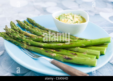 Asperges grillées avec sauce gribiche Banque D'Images