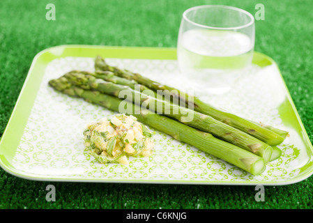 Asperges grillées avec sauce gribiche Banque D'Images