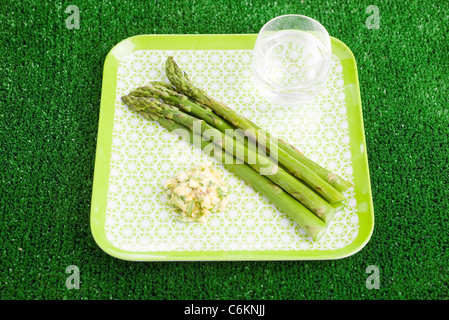 Asperges grillées avec sauce gribiche Banque D'Images