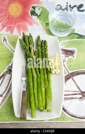 Asperges grillées avec sauce gribiche Banque D'Images