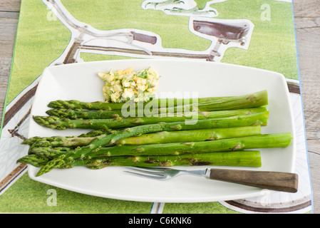 Asperges grillées avec sauce gribiche Banque D'Images