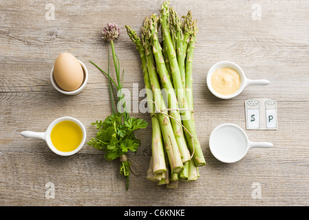 Asperges grillées avec sauce gribiche Banque D'Images