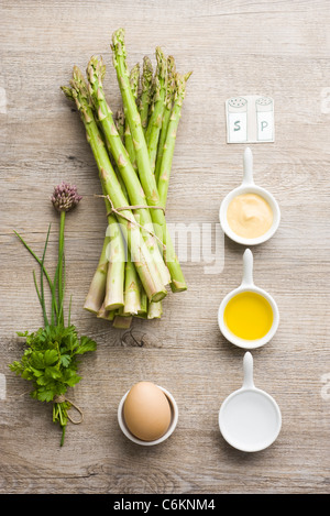 Asperges grillées avec sauce gribiche Banque D'Images