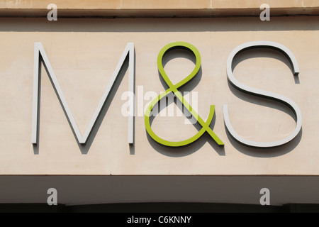 Le Marks & Spencer M&S au-dessus d'un logo de l'entrée du magasin à Bath, Somerset, Royaume-Uni. Banque D'Images