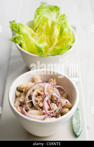 Avec salade de haricots blancs et thon Banque D'Images