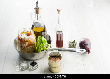 Avec salade de haricots blancs et thon Banque D'Images