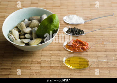 Tellina clams avec de la chaux et de pâte de piment Banque D'Images