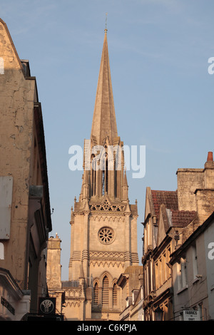 Le clocher de St Michael's Church, une église paroissiale de l'Église d'Angleterre à Bath, Somerset vue de Ma rue verte. Banque D'Images