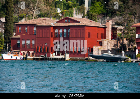 Villa,Yalis Bosphore,(mot turc),Maisons,au bord de l'eau de luxe,typique des structures en bois traditionnel,Corne d'Istanbul,Turquie, Banque D'Images