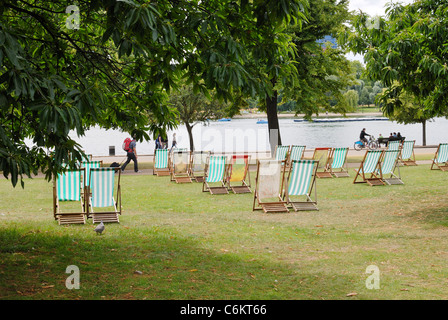 Des transats pour voitures par le lac Serpentine, à Hyde Park. Westminster. Londres. L'Angleterre. Banque D'Images