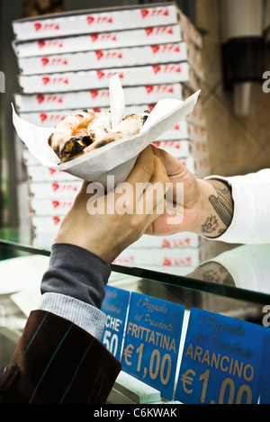 L'achat en personne dans la pizza repliée cafe, cropped Banque D'Images