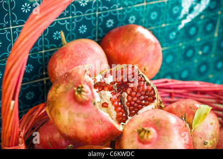 Les grenades fraîches dans panier Banque D'Images